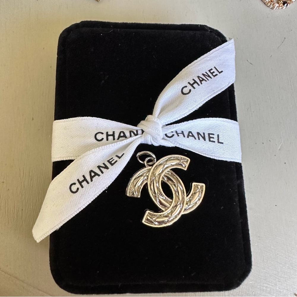Chanel Silver Tone Metal Zipper Pull Button Charm. - Picture 3 of 3